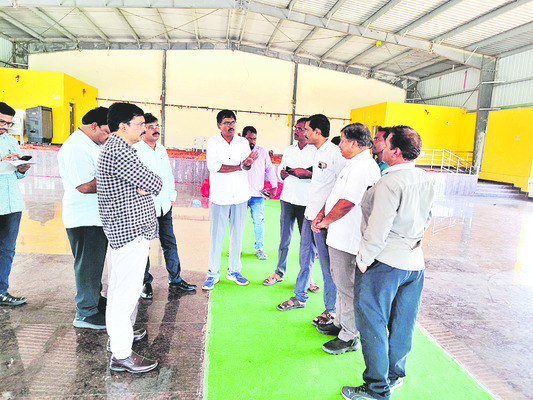 కలెక్టర్ను కలిసిన సీపీ అనురాధ1