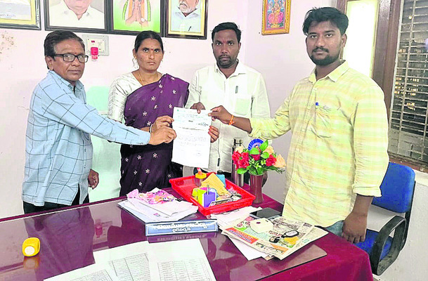 బల్దియాకు రూ.1.80 లక్షల పన్ను చెల్లింపు1
