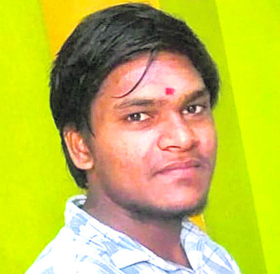 కొడుకు చితికి నిప్పు పెట్టిన తల్లి1