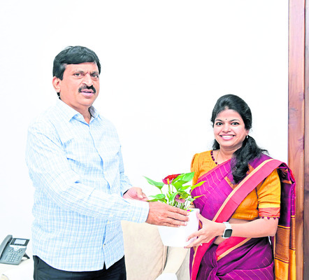 మంత్రి పొంగులేటి,  సీఎస్‌ను కలిసిన కలెక్టర్‌2