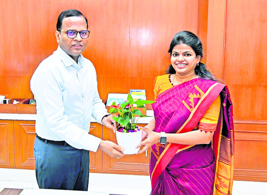 మంత్రి పొంగులేటి, సీఎస్ను కలిసిన కలెక్టర్3