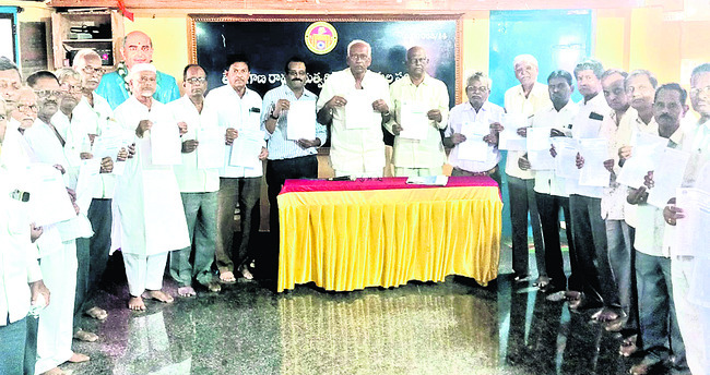 ప్రజలకు అందుబాటులో ఉండాలి2