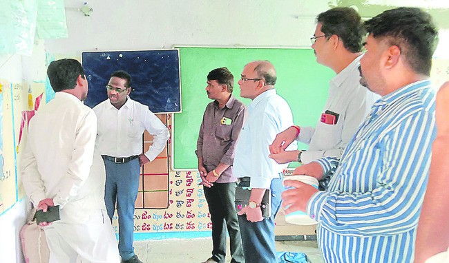 లారీకి లోపం.. వాహనదారులకు శాపం 3