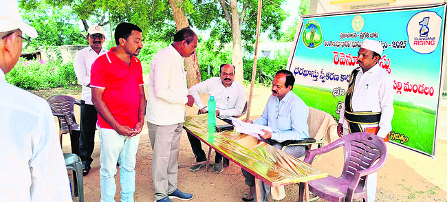 సీఎంను కలిసిన ఎమ్మెల్యేలు, ఎంపీ2