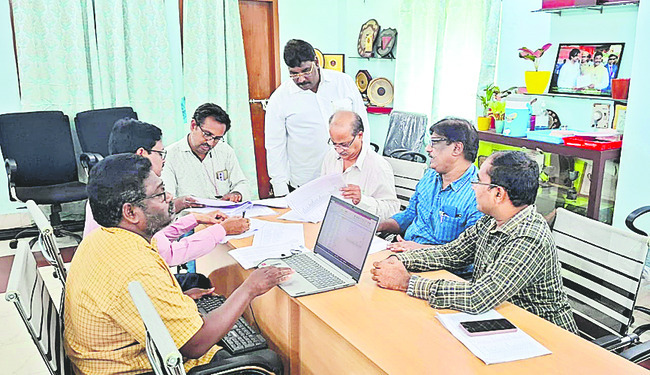 పైసలిస్తేనే పోస్టింగ్! 1
