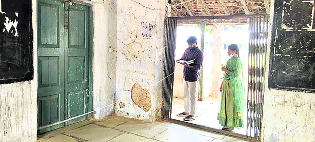 కూల్చివేతకు సిద్ధంగా కళాశాల భవనం1
