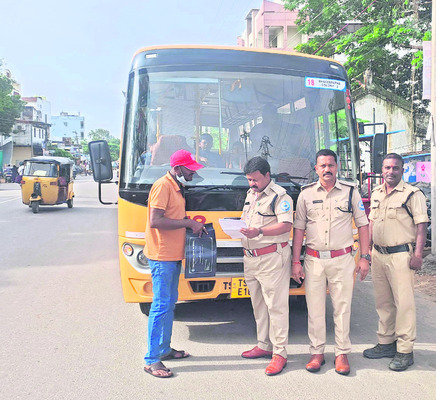 ఎఫ్‌సీ లేని 30 స్కూల్‌ బస్సులు సీజ్‌ 1