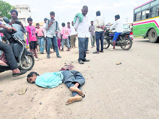 బస్సు ఢీకొని ఒకరి మృతి1