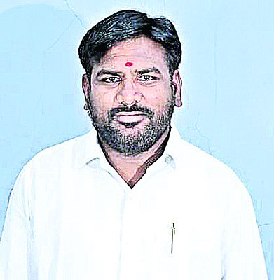 రెచ్చిపోతున్న పోకిరీలు1