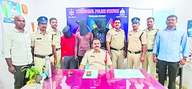 లారీకి లోపం.. వాహనదారులకు శాపం 2