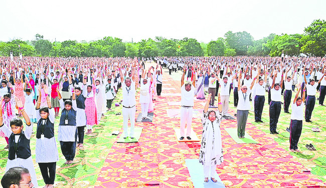 యోగాంధ్రలో ‘నన్నయ’కు రికార్డు 1