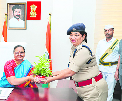 కలెక్టర్ను కలిసిన సీపీ అనురాధ2