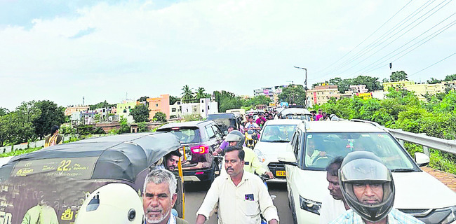 లారీకి లోపం.. వాహనదారులకు శాపం 1