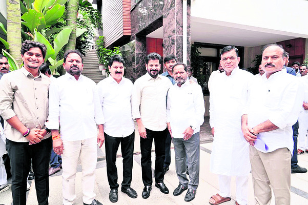 సీఎంను కలిసిన ఎమ్మెల్యేలు, ఎంపీ1