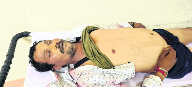 బ్రిడ్జి గుంతలో పడిన కారు
2