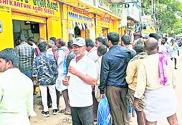 విత్తనాలు, ఎరువుల కోసం రైతుల క్యూ 1