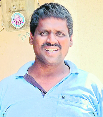 గంటల తరబడి.. జనాల తాకిడి 1