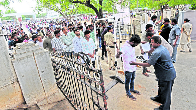 ప్రశాంతంగా కానిస్టేబుల్ మెయిన్స్ రాత పరీక్ష 1