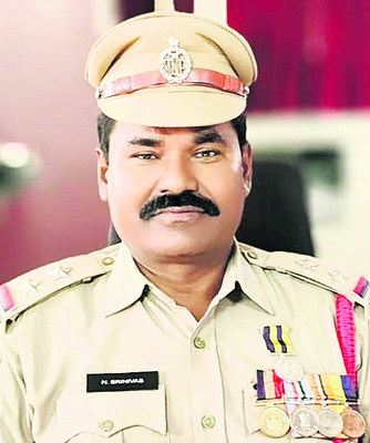 పోలీసులకు సేవా పతకాలు1