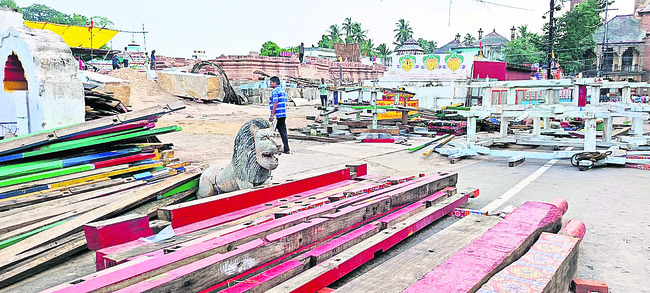 ఊపందుకున్న రథాల పనులు 3