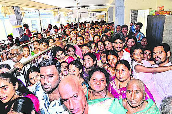 దుర్గమ్మ సన్నిధిలో భక్తుల తాకిడి 1