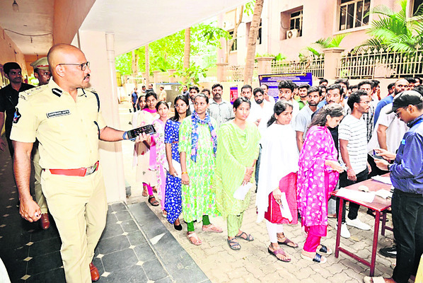 ప్రశాంతంగా కానిస్టేబుల్‌ మెయిన్స్‌ పరీక్ష 1