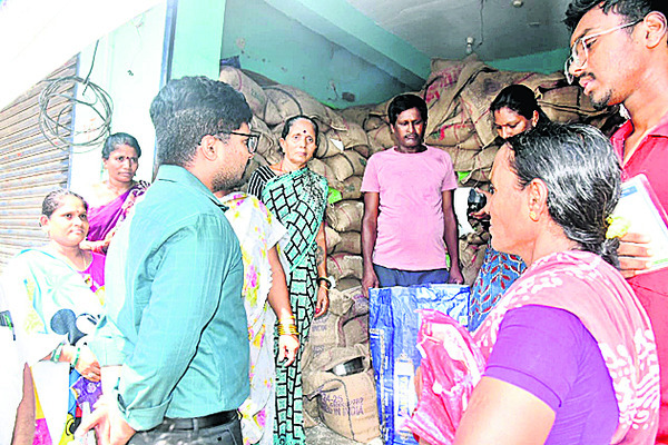 ఇప్పల పోలమ్మకు   కలెక్టర్‌ ప్రత్యేక పూజలు 1