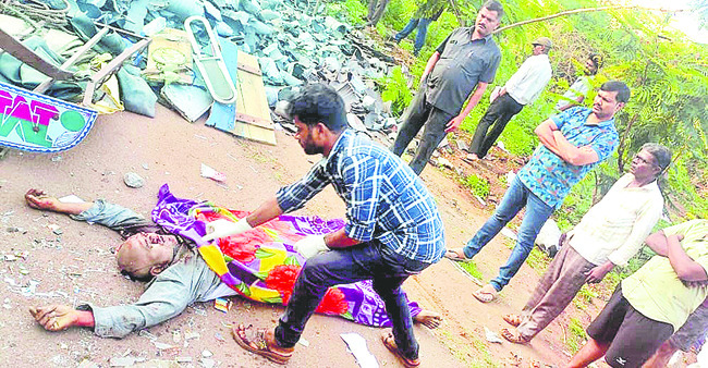 బ్రిడ్జిపై నుంచి లారీ బోల్తా1