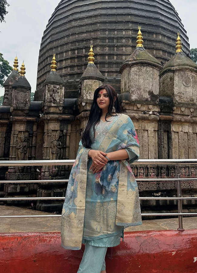 'Bigg Boss' Priyanka Singh at Kamakhya Temple (Photos)4