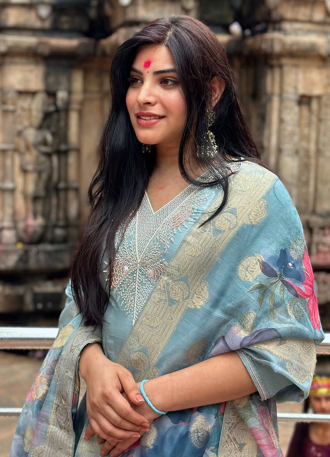 'Bigg Boss' Priyanka Singh at Kamakhya Temple (Photos)5