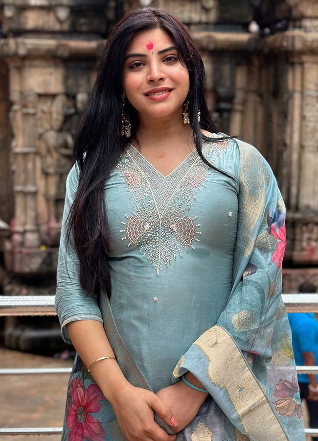 'Bigg Boss' Priyanka Singh at Kamakhya Temple (Photos)7