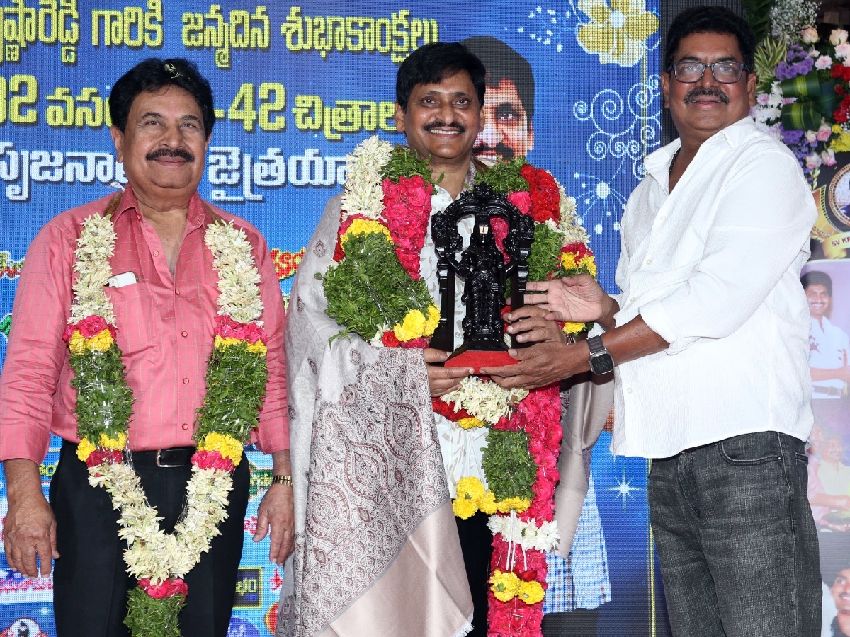 Director SV Krishna Reddys birthday celebrations in grand style photos4