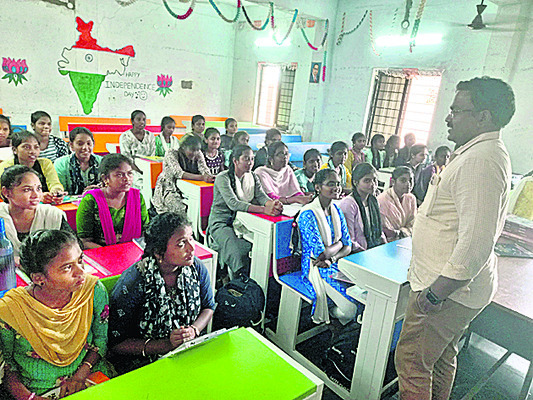 కాలేజీలో సీట్లు హౌస్ఫుల్..!1