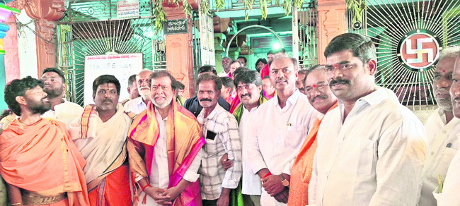 బీచుపల్లిలో మంత్రి రాజనర్సింహ పూజలు 
1
