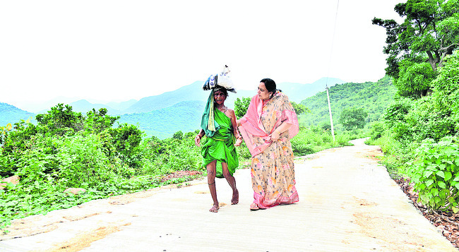గిరిశిఖర గ్రామానికి వెళ్లి.. కష్టాలు తెలుసుకుని.. 1
