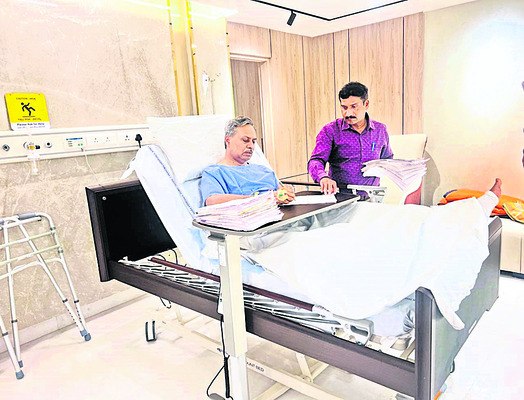 ఆస్పత్రి నుంచే ప్రజా సమస్యలపై ఆరా ..1