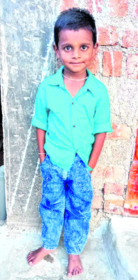 కారు బోల్తా: ముగ్గురికి గాయాలు
1