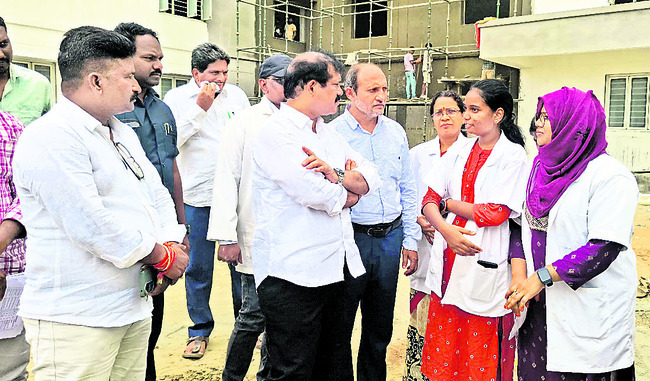 వైద్య కళాశాల పనులు పూర్తి చేయాలి 
2