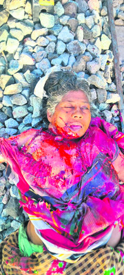 కారు బోల్తా: ముగ్గురికి గాయాలు
2