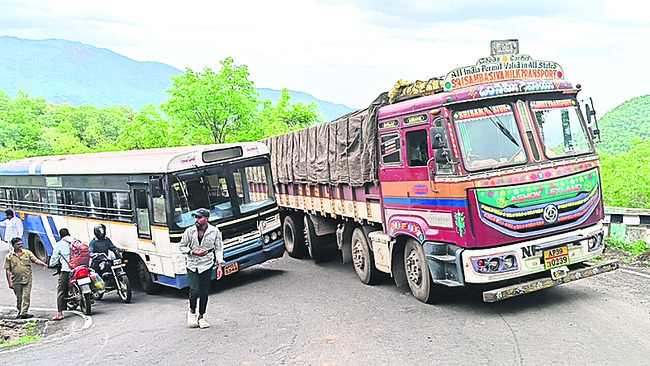 పాడేరు ఘాట్లో అడ్డంగా నిలిచిన ఆర్టీసీ బస్సు 1