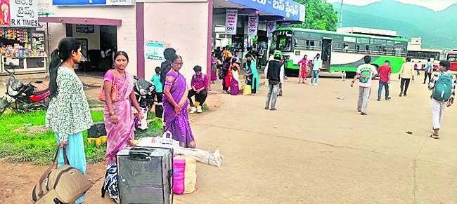 యోగాంధ్రకు బస్సులు.. గిరిజనులకు అవస్థలు3