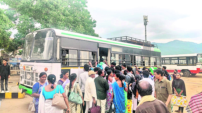 యోగాంధ్రకు బస్సులు.. గిరిజనులకు అవస్థలు1