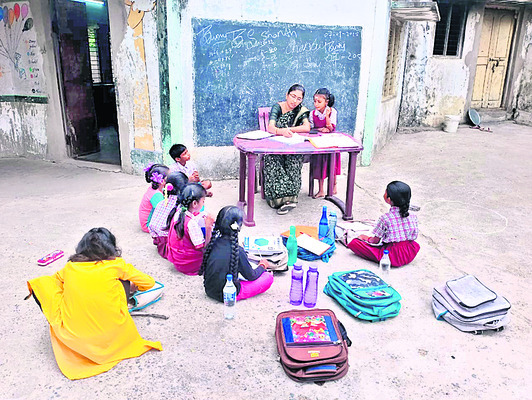 శిథిలావస్థలో భవనాలు.. సమస్యల నడుమ చదువులు3
