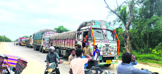 కాంట్రాక్టర్పై కఠిన చర్యలు తీసుకోవాలి 1