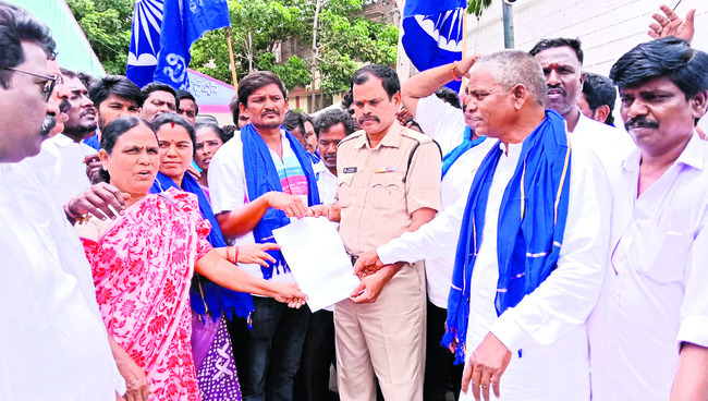 ఓట్లు అడిగినప్పుడు దళితులని తెలియదా?1