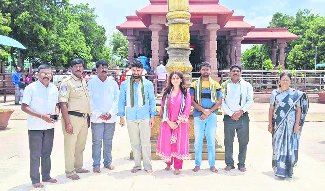 జోగుళాంబ ఆలయంలో ట్రైనీ ఐఏఎస్లు
1