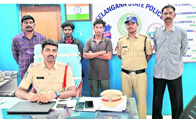 ట్రాక్టర్ బోల్తా.. వ్యక్తి మృతి1