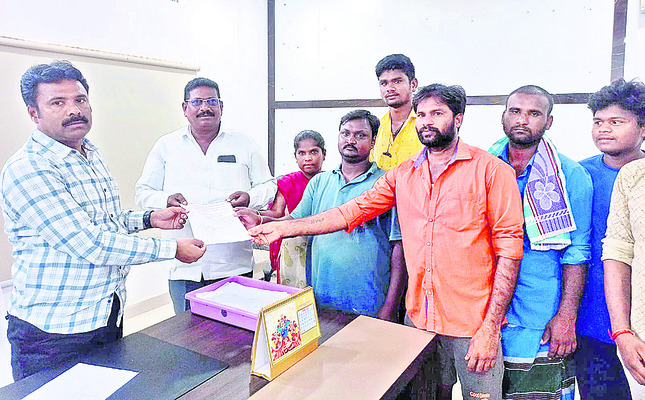 కాకాణితో  ఆదాల ములాఖత్‌ 
1