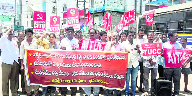 బస్సులు లేక.. ప్రయాణం సాగక 1