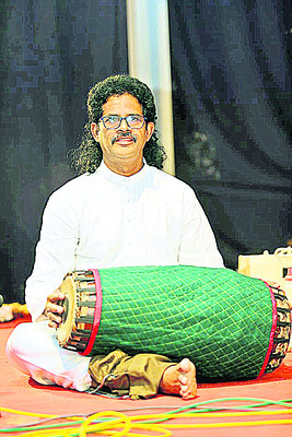 చిన్నతనంలో ఆడుతూ పాడుతూ తిరిగే అల్లరి పిల్లల్ని మందలించ4